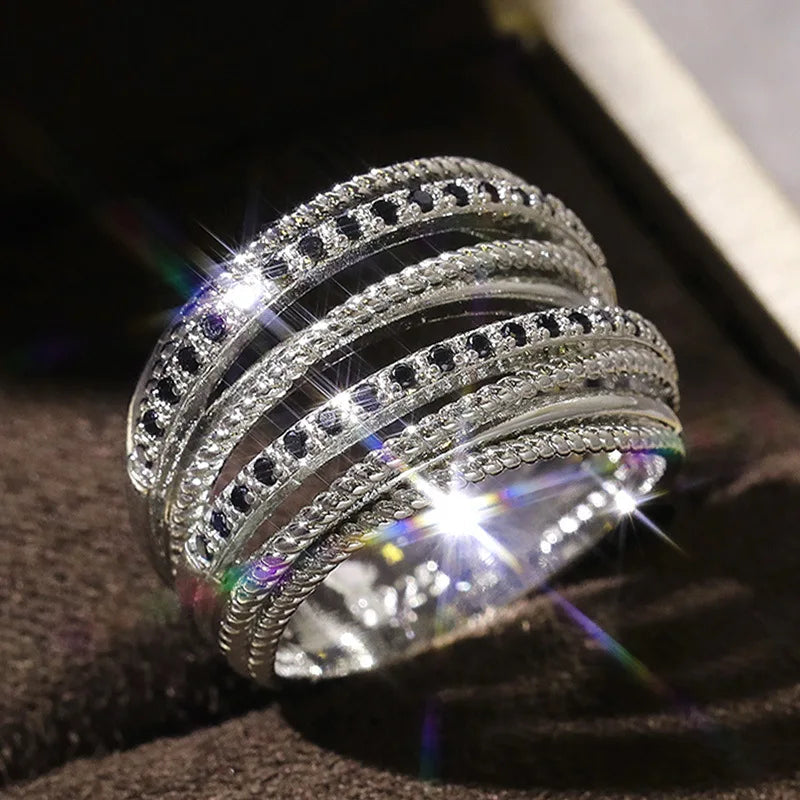 Mehrreihiger Damenschmuck Ring aus Silber mit funkelnden Zirkonia Steinen, modisch & elegant.