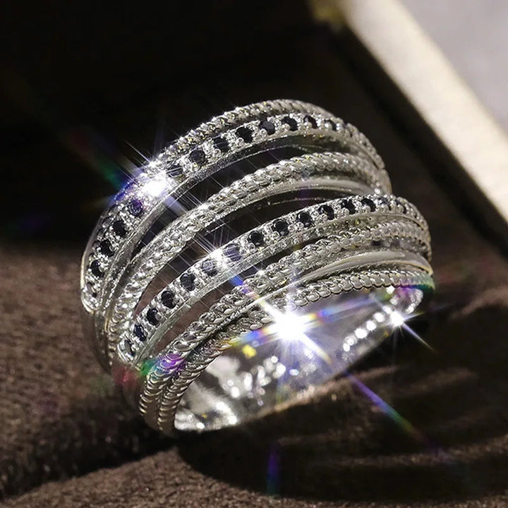 Mehrreihiger Damenschmuck Ring aus Silber mit funkelnden Zirkonia Steinen, modisch & elegant.