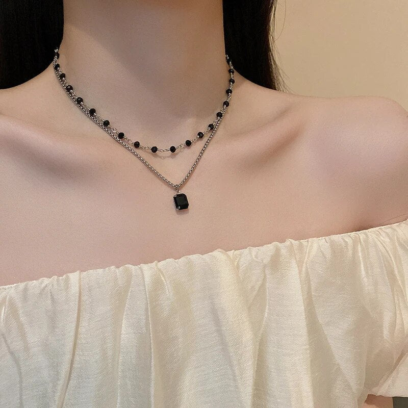 Moderne Statement Doppelkette in Schwarz-Silber mit schimmernden schwarzen Perlen; ideal als Damenschmuck.