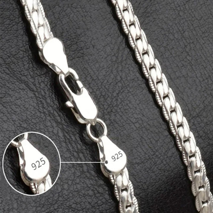 Nahaufnahme einer glänzenden Silberkette aus Sterling Silber 925. Hochwertiger Damenschmuck für zeitlose Eleganz.