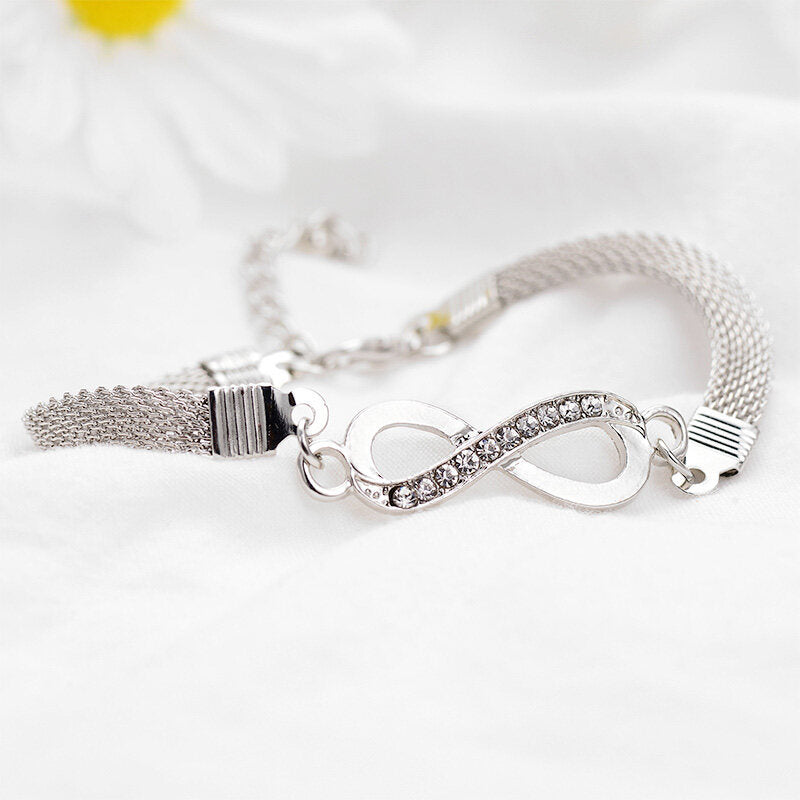 Schlichtes und elegantes Infinity-Armband für Damen aus Sterling-Silber. Vielseitiges Accessoire für jeden Anlass.