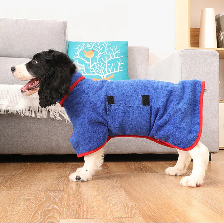 Schnelltrocknender Hundebademantel für effektive Hundepflege, ideal für nassen Hund.