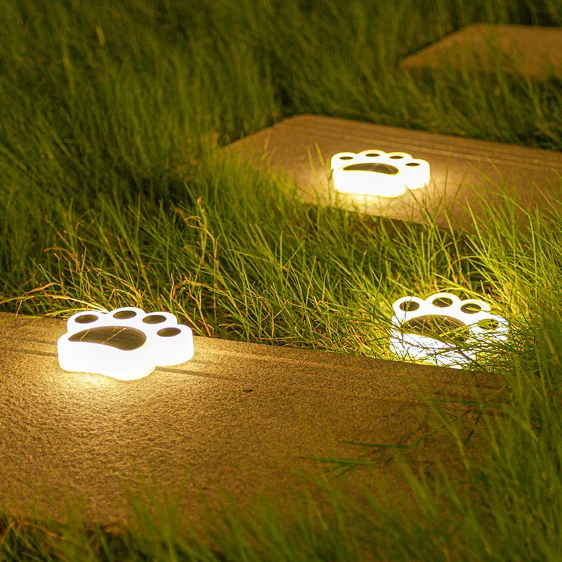 Dekolicht: Wetterfeste Solarlampe mit Pfotenabdruck-Motiv, perfekte Gartendeko für Wege oder Beete.