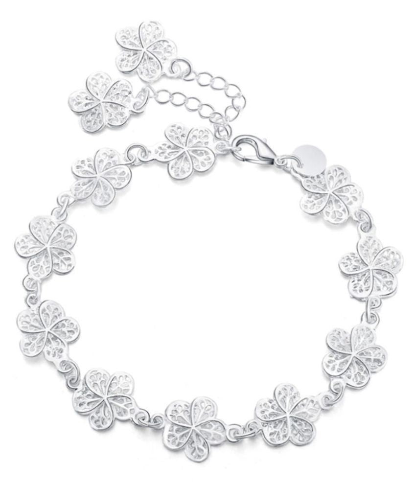 Nahaufnahme des filigranen Damen Silberarmbands mit zarten Blüten und verstellbarem Verschluss.
