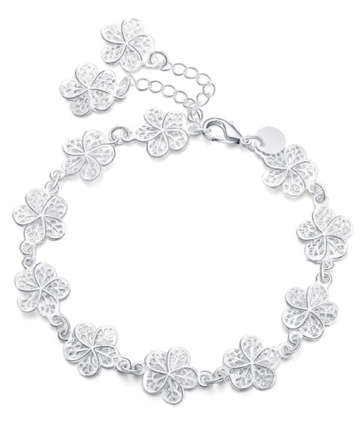 Nahaufnahme des filigranen Damen Silberarmbands mit zarten Blüten und verstellbarem Verschluss.