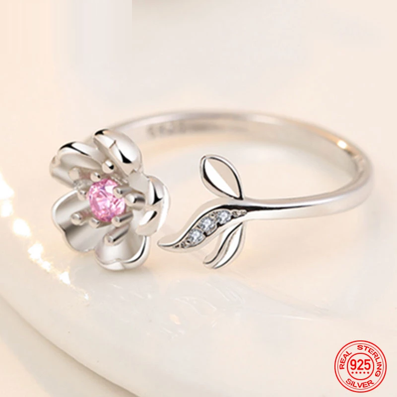 Glänzender 925er Silberring mit detailreicher Blumenform. Ein verstellbarer Damen-Silberring.
