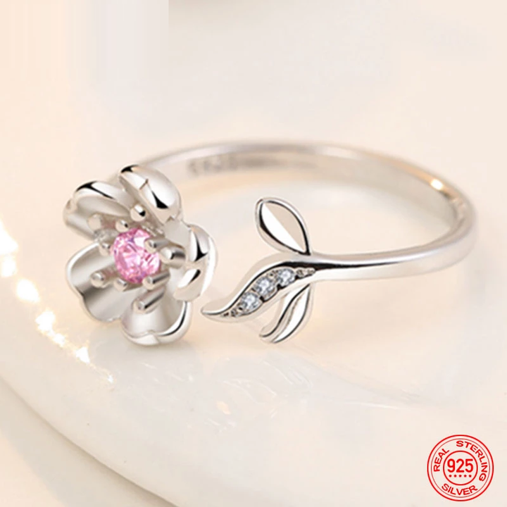 Glänzender 925er Silberring mit detailreicher Blumenform. Ein verstellbarer Damen-Silberring.
