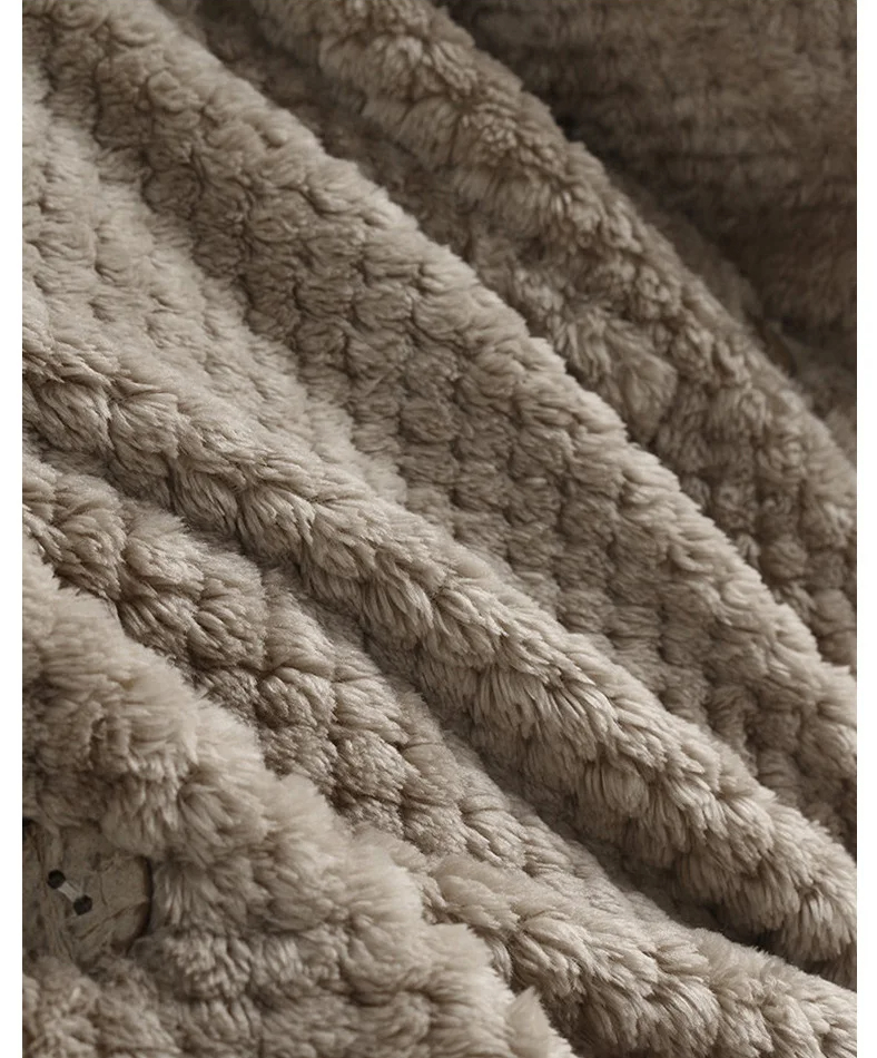 Kuscheliger Damen Wintermantel in Übergröße mit warmer Kapuze, ideal für kalte Tage.