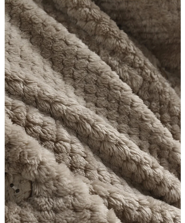 Kuscheliger Damen Wintermantel in Übergröße mit warmer Kapuze, ideal für kalte Tage.