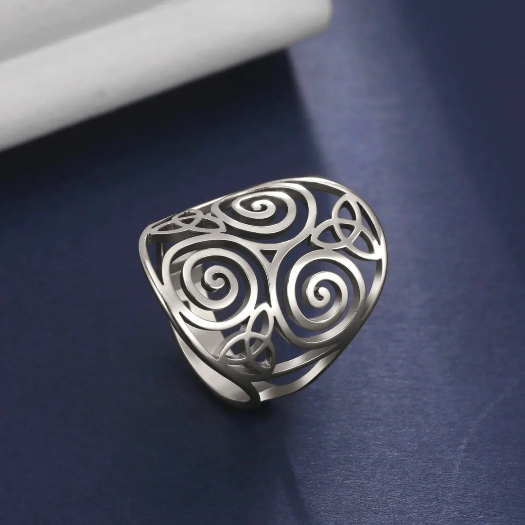 Eleganter Damen Triskelring in Silber-Optik, verstellbar, als Geschenk für Frauen & Esoterik-Liebhaberinnen.