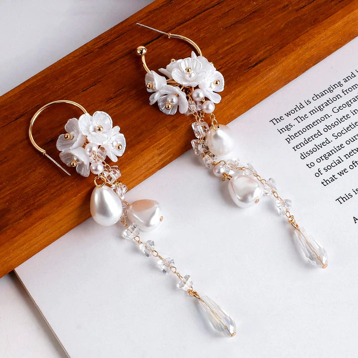 Lange Damenohrringe mit funkelnden böhmischen Kristallen und edlen Perlen, stilvoller Ohrschmuck.