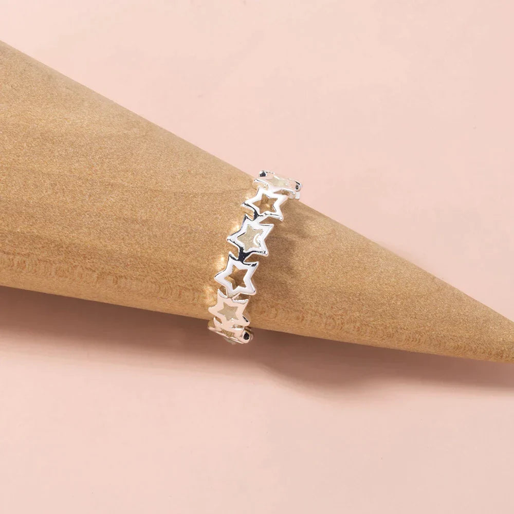 Eleganter, verstellbarer Damen-Sternring mit leuchtendem Effekt. Ideal als stilvoller Metallring oder Motivationsgeschenk.
