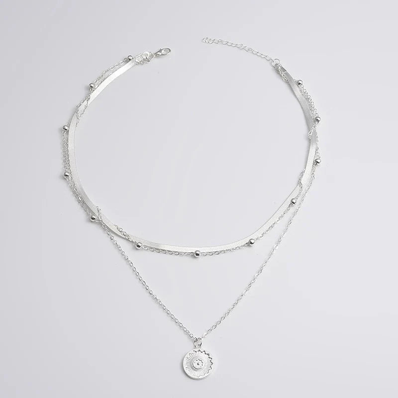 Elegante silberne Dreifach-Halskette für Damen, perfekt als stilvolles Schmuckgeschenk.