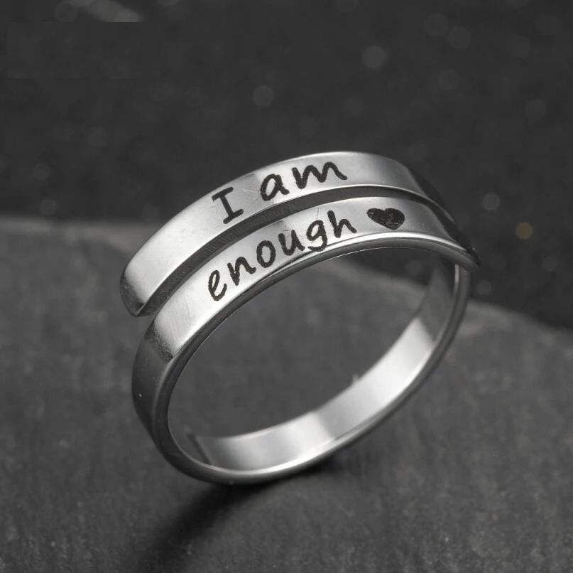 Seitliche Ansicht des verstellbaren "Ich bin genug" Silberrings. Anpassbarer Unisex Schmuck für mentale Gesundheit.