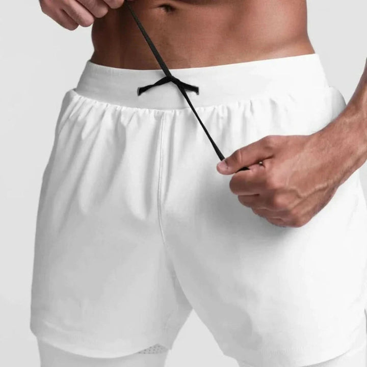 Herren 2-in-1 Sportshorts beim Laufen, atmungsaktiv & flexibel für Outdoor-Training.