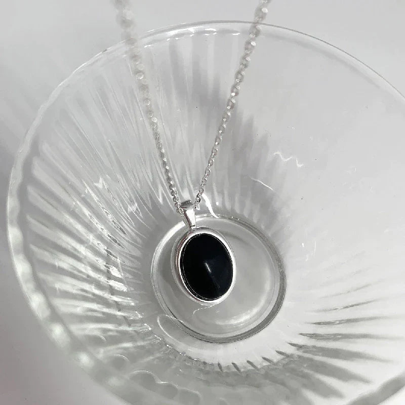 Minimalistische S925 Silber Halskette mit ovalem schwarzem Opal, edler Damenschmuck, elegant.