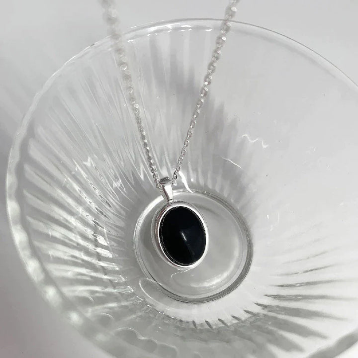 Minimalistische S925 Silber Halskette mit ovalem schwarzem Opal, edler Damenschmuck, elegant.