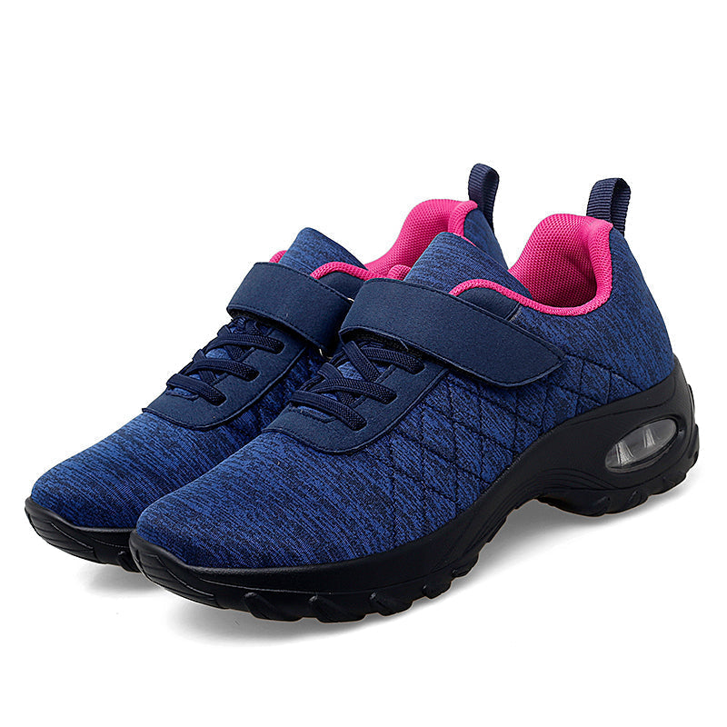 Eine Läuferin trägt ergonomische, stoßdämpfende Damen Laufschuhe im Park, voller Komfort.