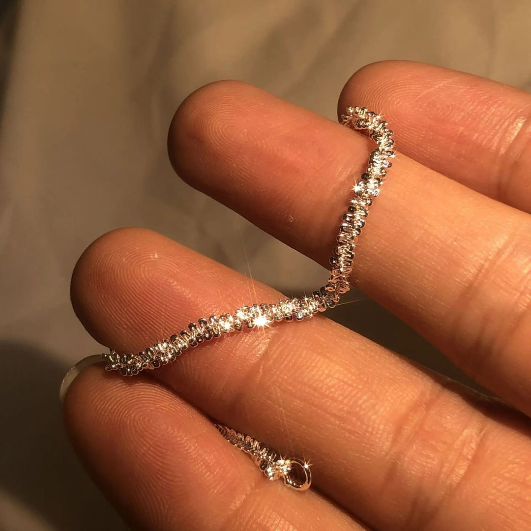 Filigranes Sterlingsilber Armband für Frauen, elegant mit glänzendem Wasserdesign, hochwertiger Silberschmuck.