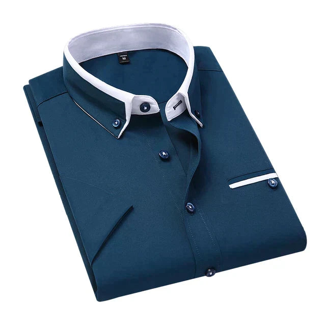 Komfortables Herren Kurzarmhemd aus weichem Material, ideal für lange Tage im Büro oder Freizeit.