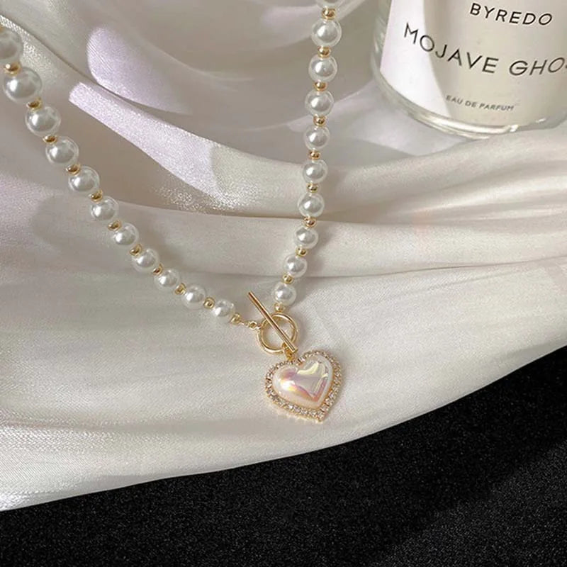 Exklusive Damen Halskette mit Perlen, elegantem Schmetterling & Herz. Perfekte Geschenkidee für Frauen.