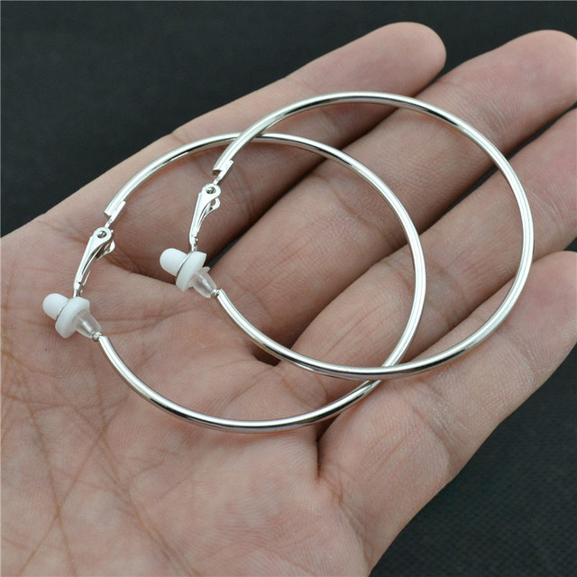Silberne Clipohrringe, runder Hoop, Damen; stilvolle Ergänzung für jedes Outfit, kein Piercing nötig.