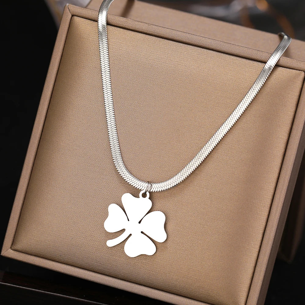 Robuste Edelstahl Halskette für Damen, verziert mit eleganten Kleeblättern, perfekt als Geschenk.