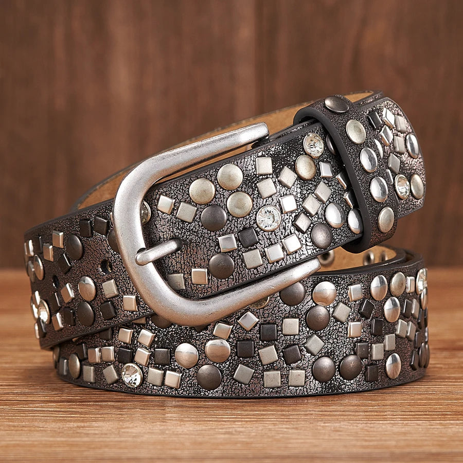 Modischer Damen-Gürtel mit auffälligen Nieten und funkelnden Strass-Applikationen, perfekt als Jeans-Gürtel.