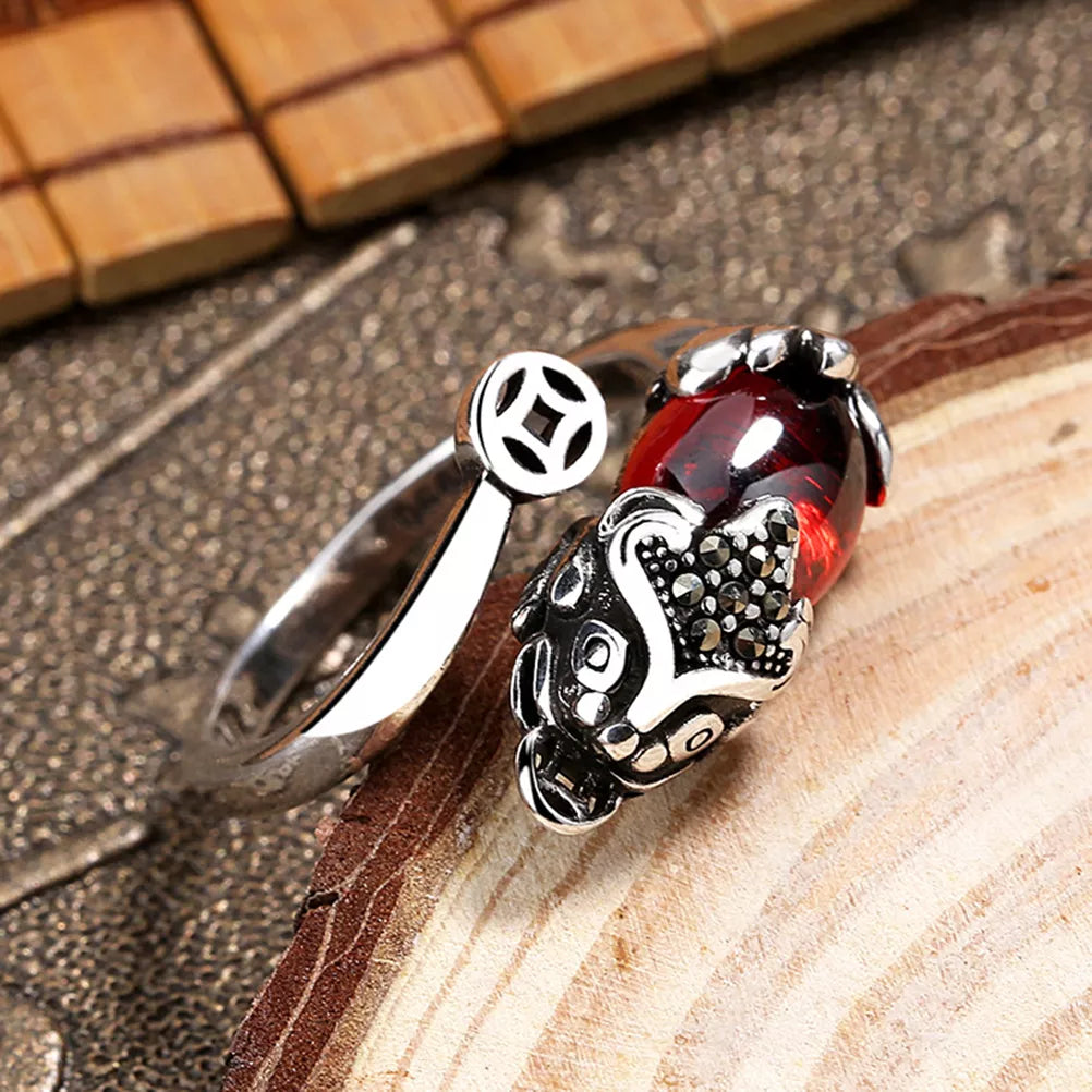 Eleganter Vintage Glücksring mit Pixiu und intensivem Granat Edelstein, verstellbar und unisex.