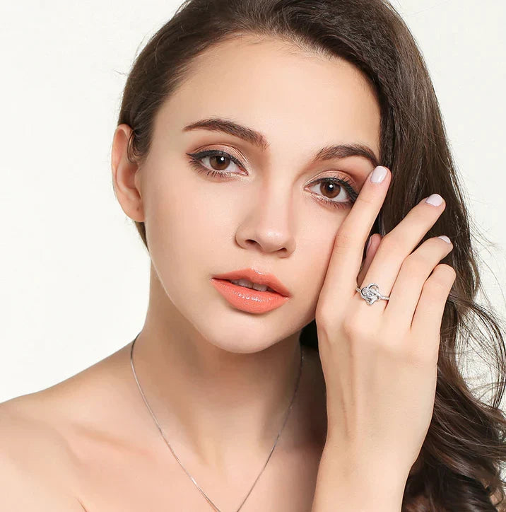 Glänzender Liebesknotenring für Damen mit Zirkonia-Akzenten, eine perfekte Geschenkidee für ewige Liebe.