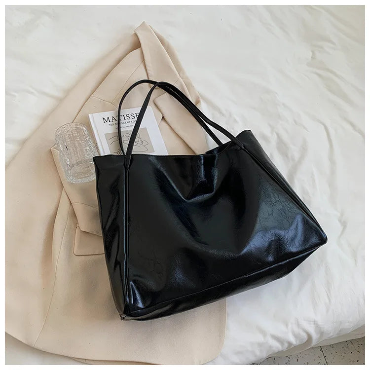 Schicke Schultertasche für Frauen, geräumig und komfortabel, ideal für Büro und Freizeit.
