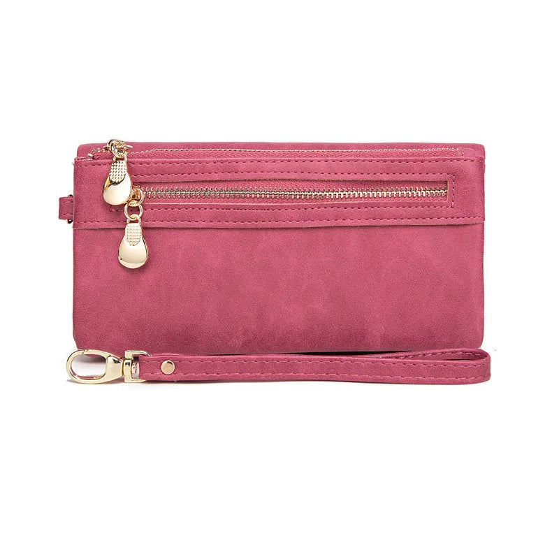 Frau hält stilvolle Damen Clutch Geldbörse. Modisches Accessoire für Alltag & besondere Anlässe.