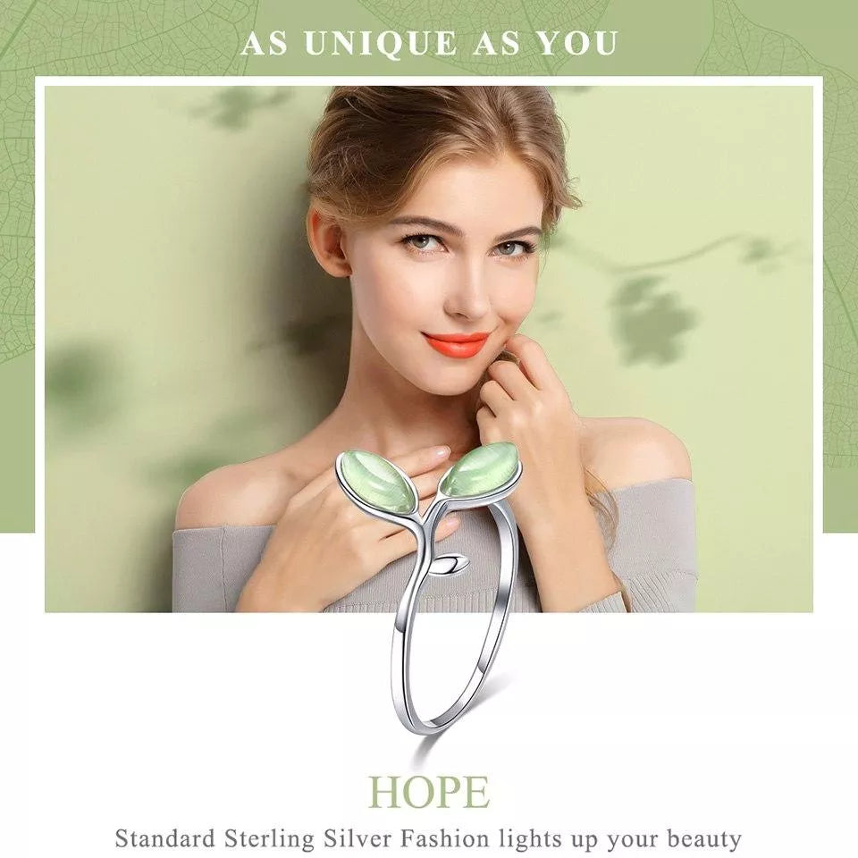 Detailaufnahme: Verstellbarer Damen Grüner Opal Blattring aus 925er Silber. Eleganter Edelstein-Damenschmuck.