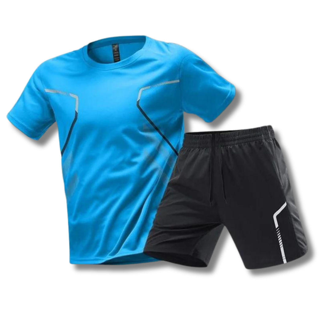 Mann trägt atmungsaktives Herren Sportset (Polo & Shorts) beim Tennis-Training. Perfekt für Padel & Sommer Sport.