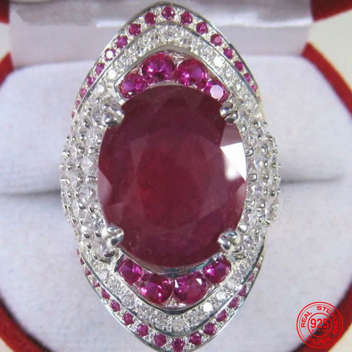 Detailaufnahme vom Damen Rubinring aus 925 Sterling Silber, ein klassischer Edelsteinring als Damenschmuck.