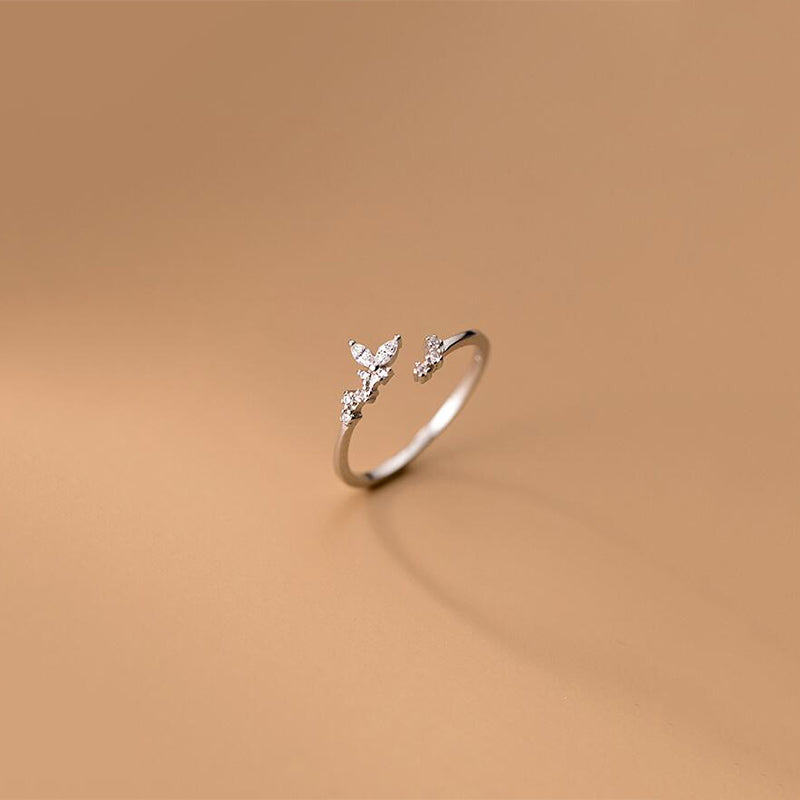 Flexibler Damen Silberring mit funkelndem Zirkonia Schmetterling; perfekt anpassbar.