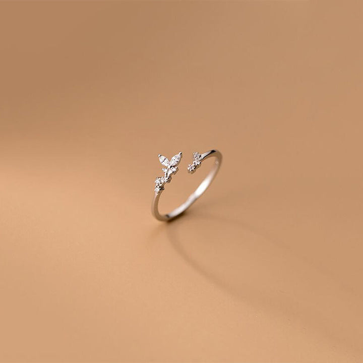 Flexibler Damen Silberring mit funkelndem Zirkonia Schmetterling; perfekt anpassbar.