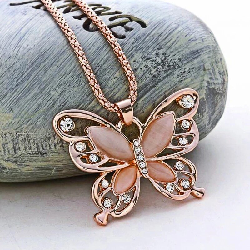 Damen-Halskette aus Roségold mit filigranem Schmetterlings-Anhänger, besetzt mit funkelndem Opal & Zirkon.