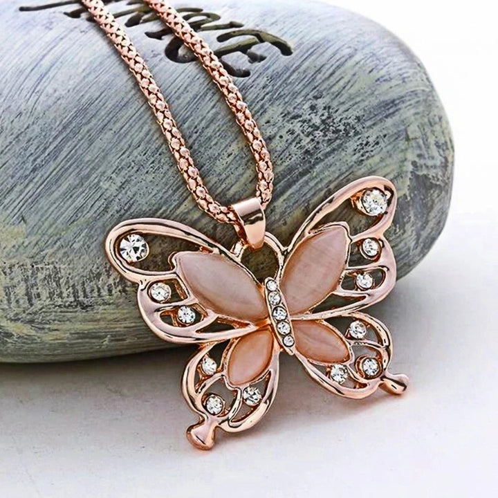 Damen-Halskette aus Roségold mit filigranem Schmetterlings-Anhänger, besetzt mit funkelndem Opal & Zirkon.