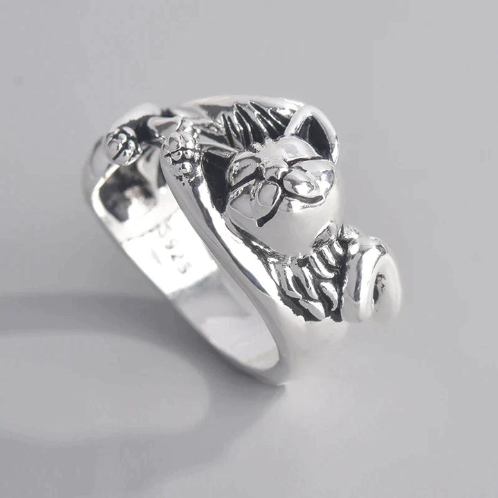 Hochwertiger verstellbarer Damenring mit Glückskatzen-Motiv, aus glänzendem Sterlingsilber gefertigt.