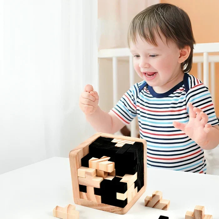 Unverpacktes 3D Holz-Rätsel in Einzelteilen, bereit für die spannende Denkspiel-Herausforderung.