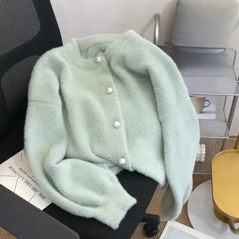Stilvolle Damen Strickweste, gemütlich und warm. Perfekte Herbstmode mit Rundhalsausschnitt für Frauen.
