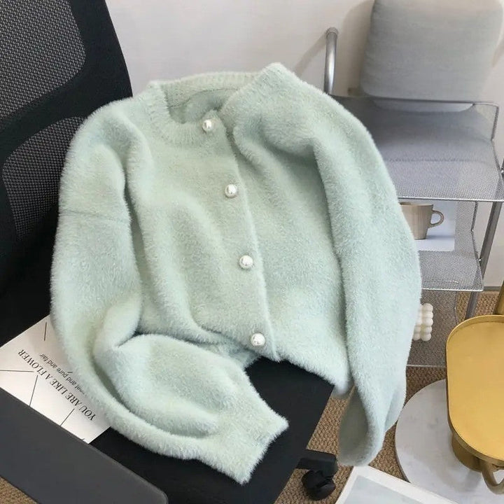 Stilvolle Damen Strickweste, gemütlich und warm. Perfekte Herbstmode mit Rundhalsausschnitt für Frauen.