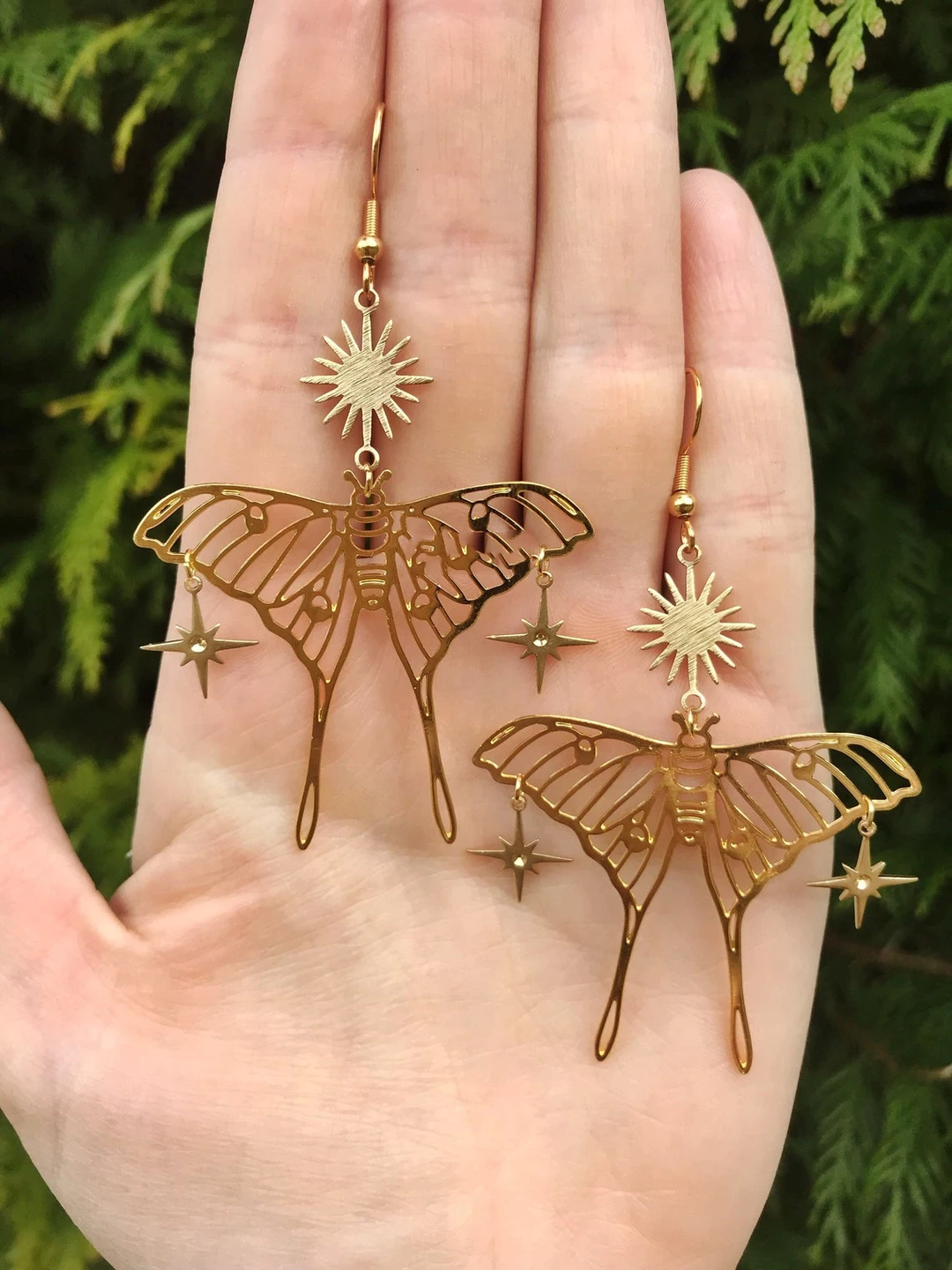 Elegante Damen Ohrringe mit detailreichen Motten-Schmetterling-Design. Handgemachte Edelstahl Statement-Ohrringe.