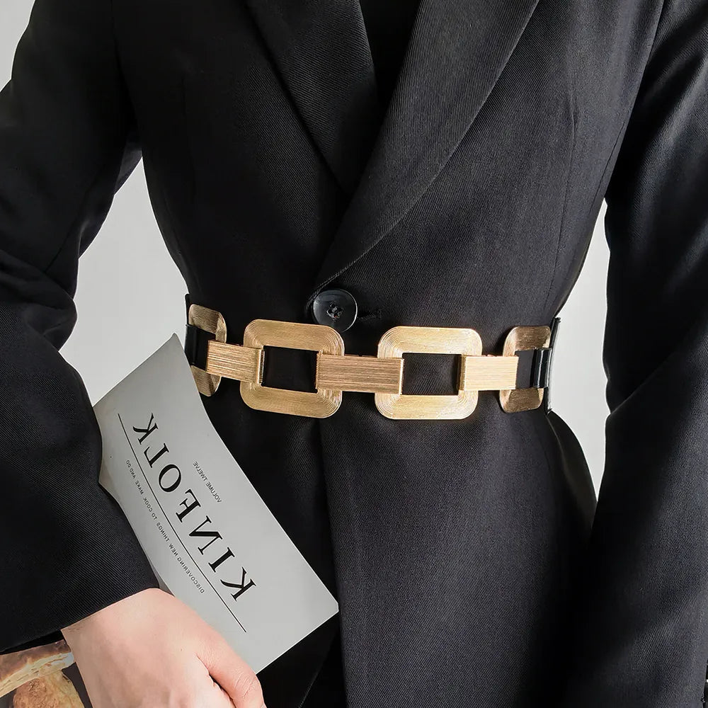 Eleganter Damen Taillengürtel mit schickem Kettendetail. Modisches Accessoire für anspruchsvolle Outfits.