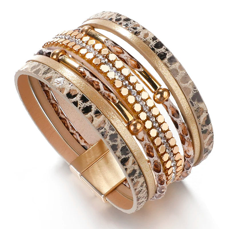 Modisches Damen Wickelarmband aus Leder mit edlem Schlangenmuster. Silberfarbener Verschluss, passt perfekt zu jedem Outfit.