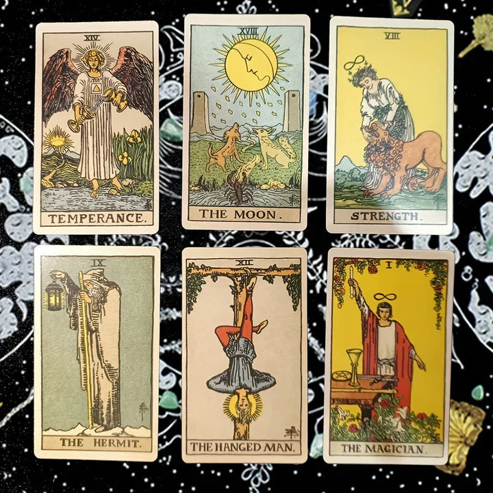 Ein traditionelles 78-Karten Tarot-Set ausgelegt für spirituelle Lesungen & intuitive Entscheidungen.