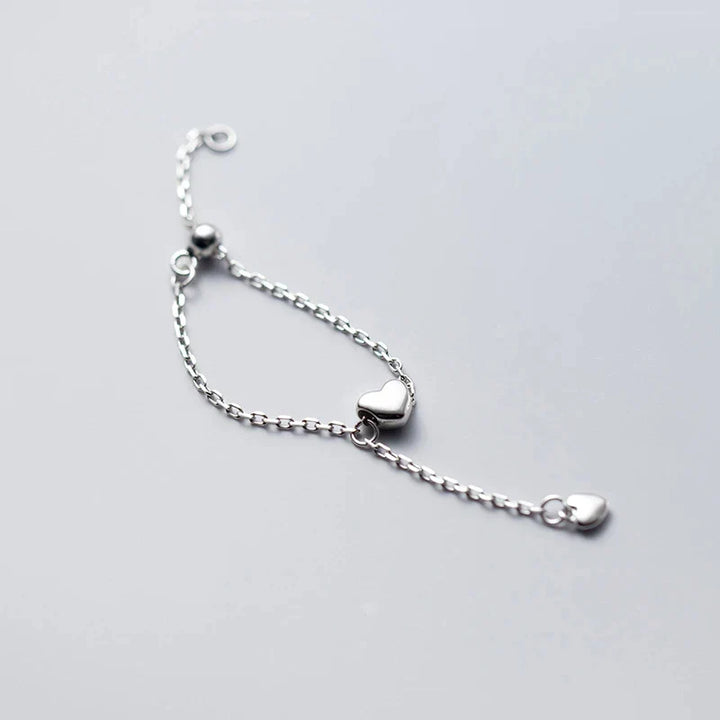 Damen-Herzring mit Quasten am Finger, eleganter Silberschmuck verstellbar.