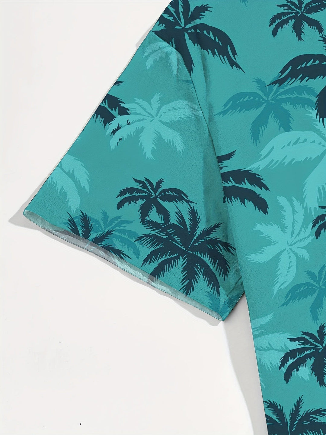 Stylisches Herren Sommerhemd mit lebhaftem Palmenprint. Komfortables, atmungsaktives Kurzarmhemd für Männer.