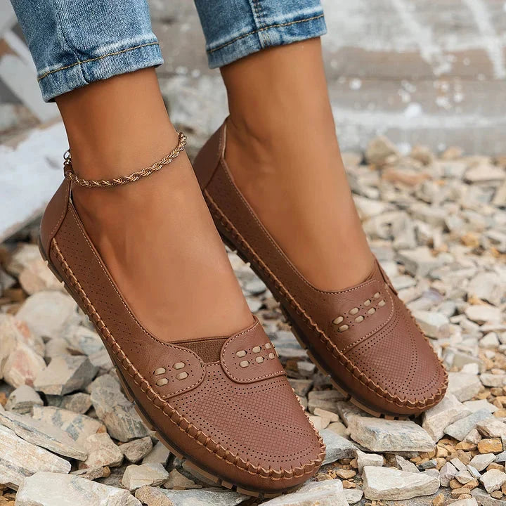 Luftige Damen Slipper mit feinem Lochmuster, atmungsaktive und bequeme Halbschuhe für Alltag.